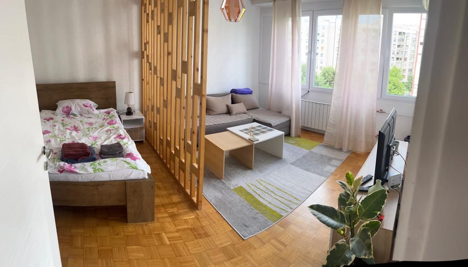 Bed, Living room, Seating area, towels