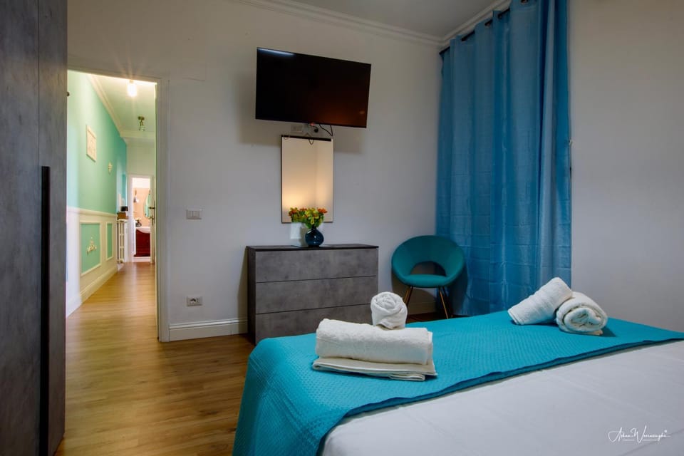 Bed, TV and multimedia, Photo of the whole room, Bedroom, towels