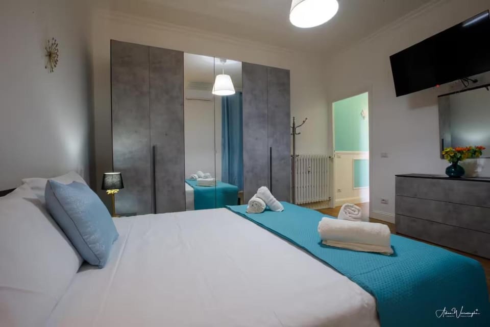 Bed, TV and multimedia, Photo of the whole room, Bedroom, wardrobe
