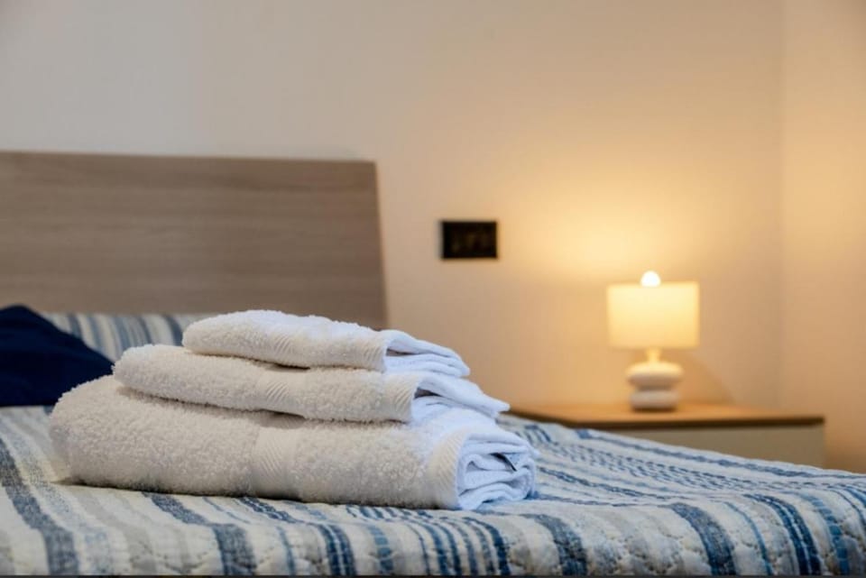 Photo of the whole room, towels