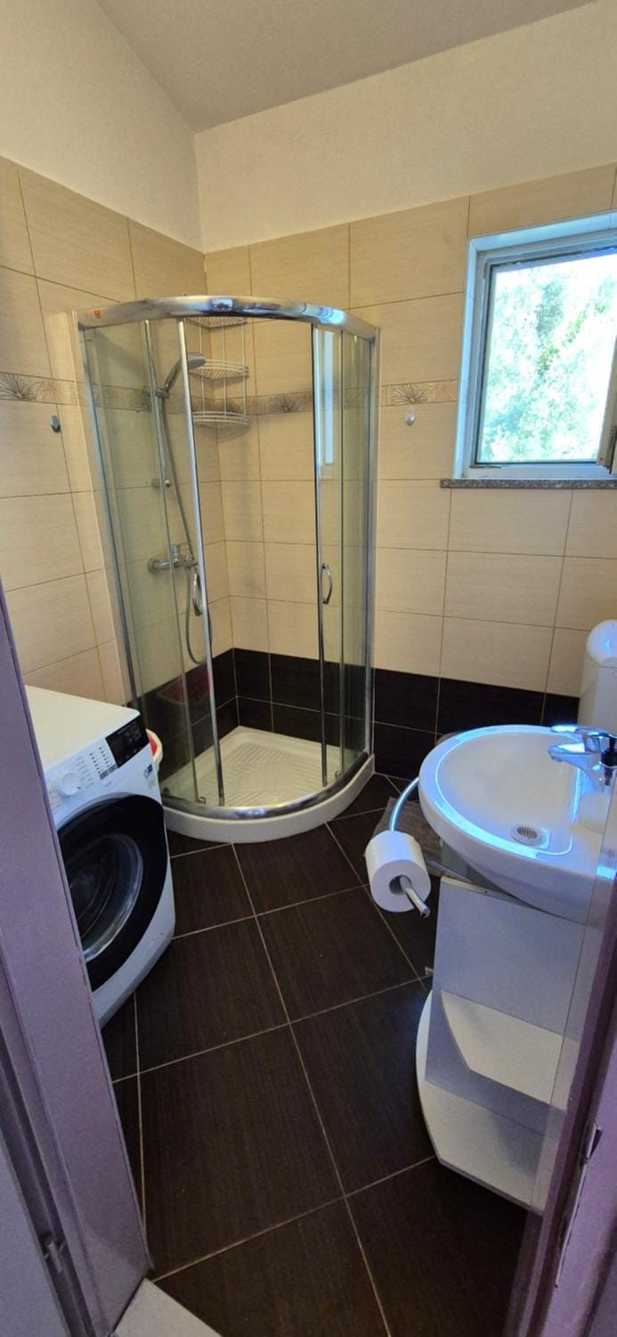 Shower, Toilet