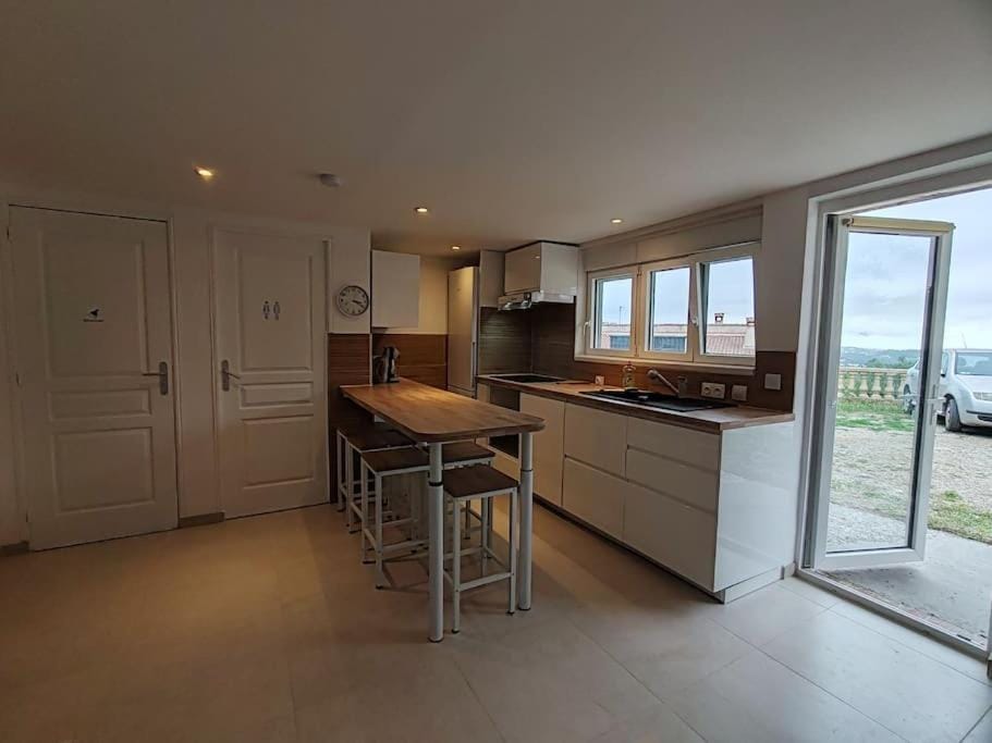 Kitchen or kitchenette, Dining area, dishwasher, oven, stove