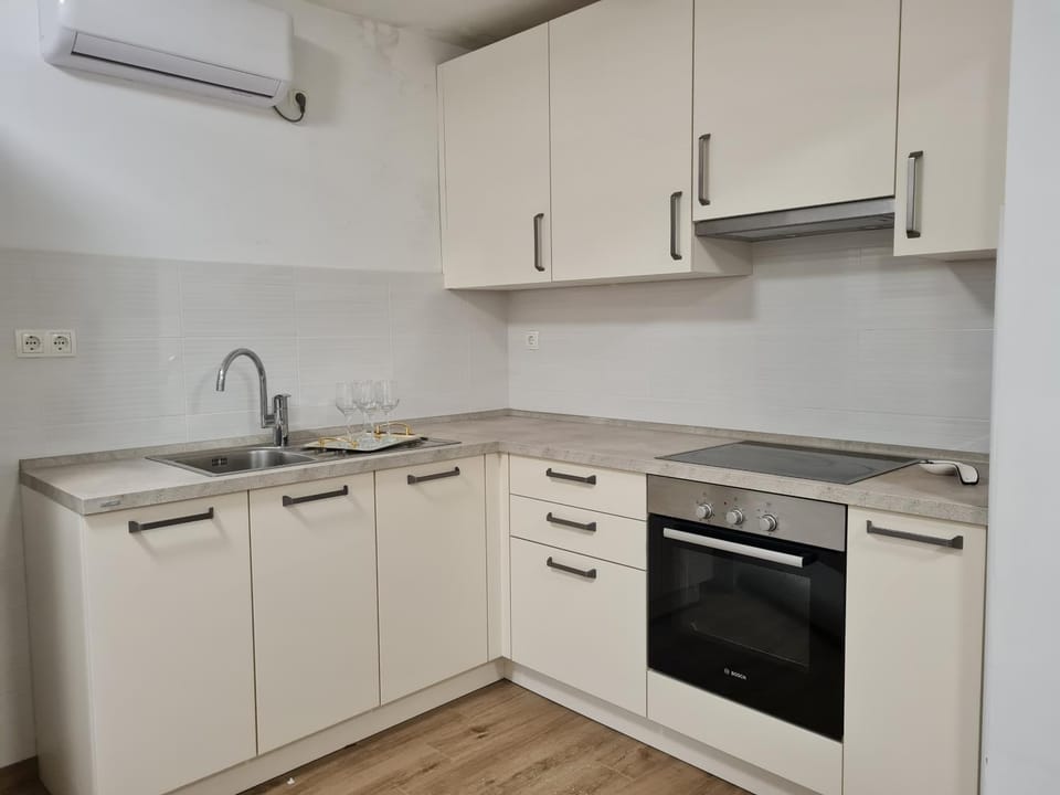 Kitchen or kitchenette, oven, stove