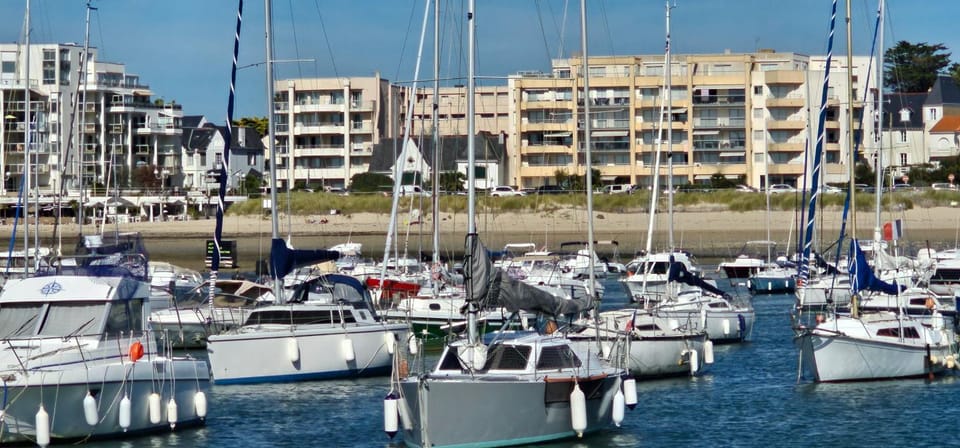 Property building, Sea view, Location