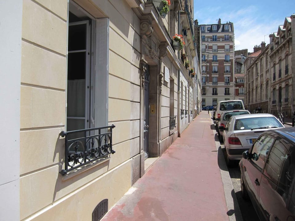 Property building, Day, Neighbourhood, Street view, Location