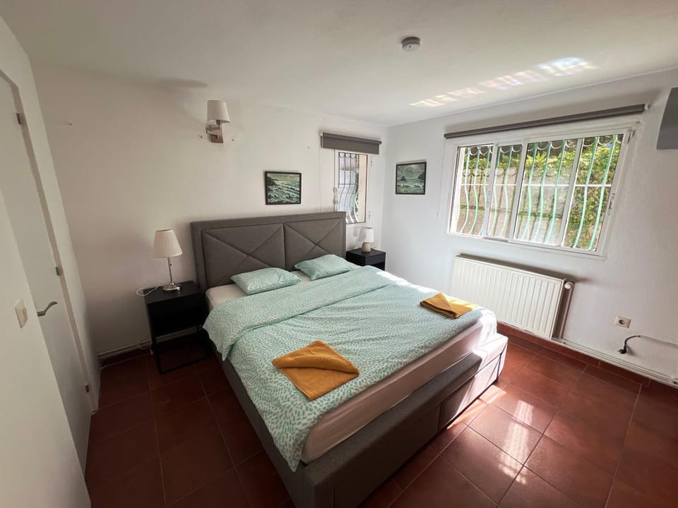 Bedroom, towels