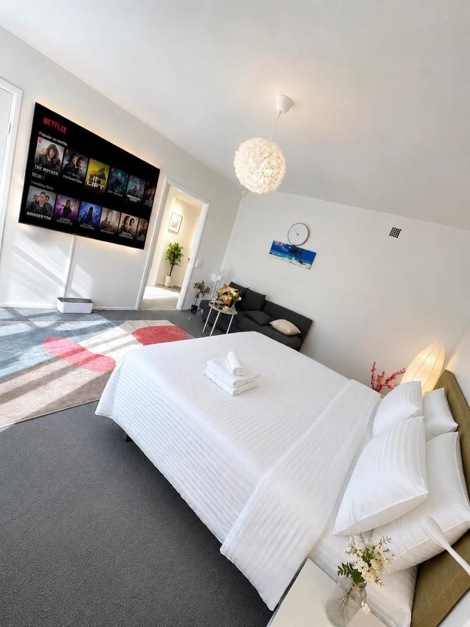 Bed, TV and multimedia, Photo of the whole room