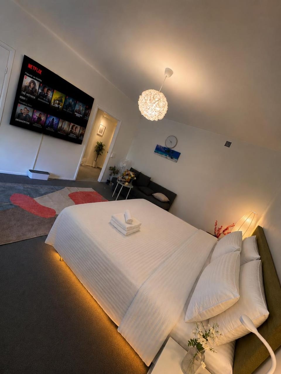 Bed, TV and multimedia, Photo of the whole room, Bedroom, towels