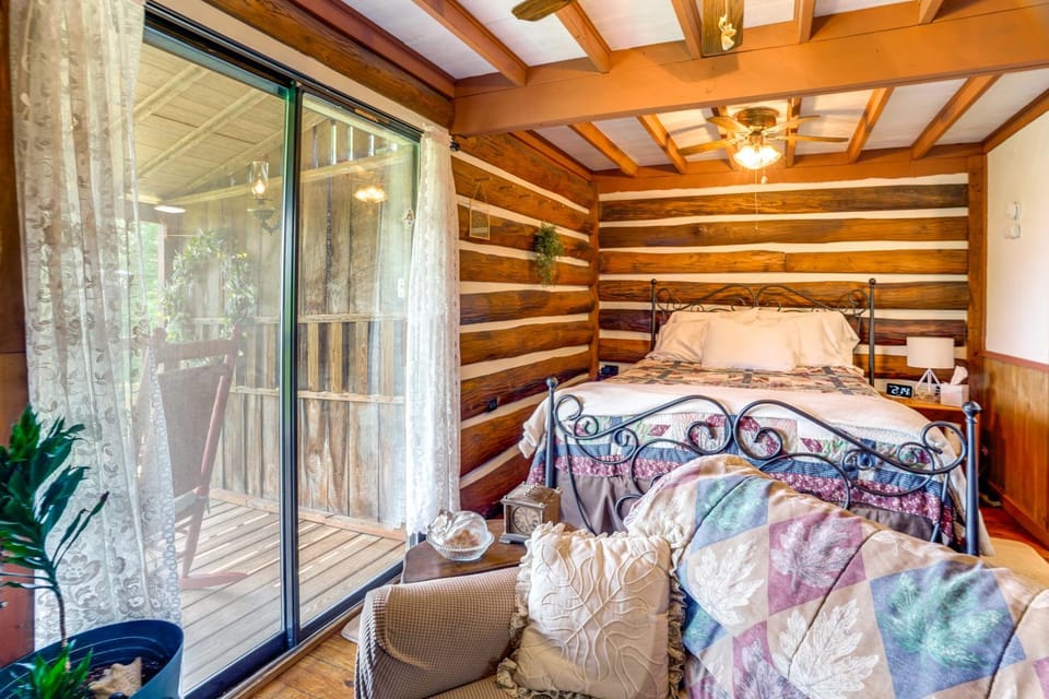 Cozy Luray Cabin w/ Views: Near Hiking Trails! Cabin in Shenandoah Valley