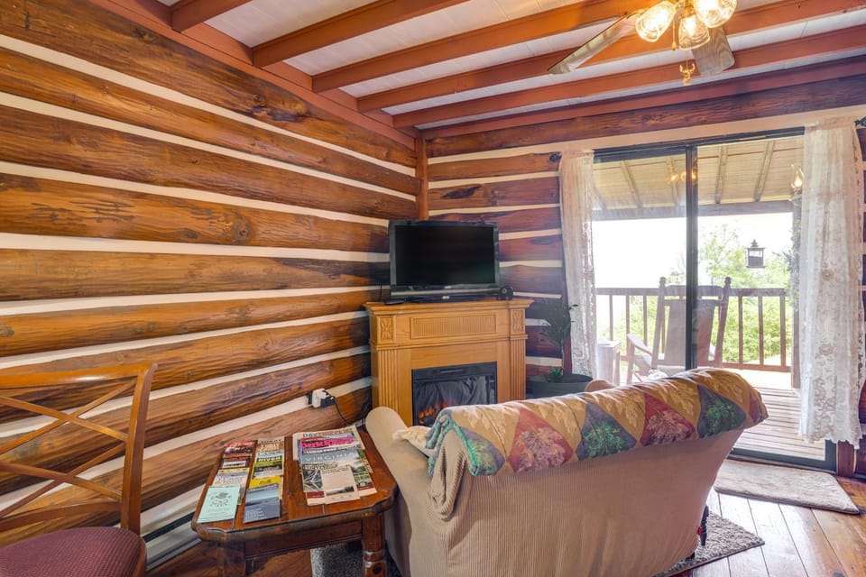 Cozy Luray Cabin w/ Views: Near Hiking Trails! Cabin in Shenandoah Valley