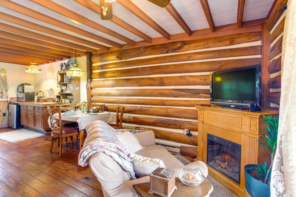 Cozy Luray Cabin w/ Views: Near Hiking Trails! Cabin in Shenandoah Valley