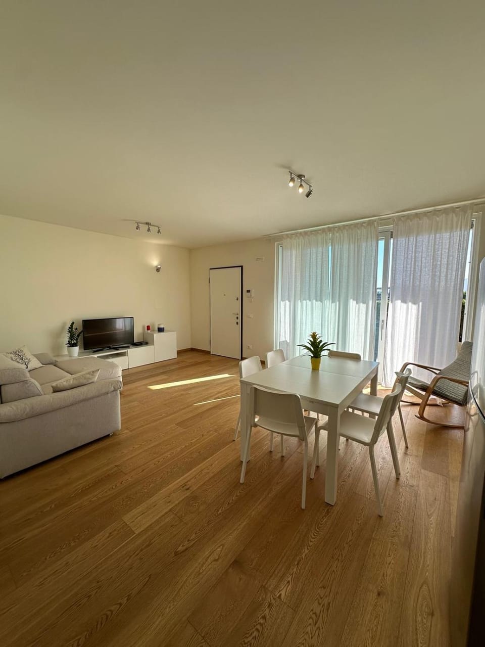 Photo of the whole room, Dining area