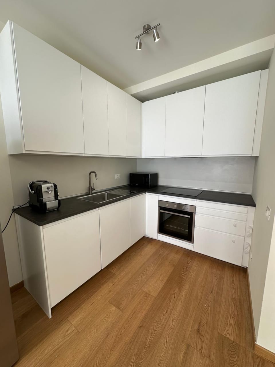 Coffee/tea facilities, Kitchen or kitchenette, stove