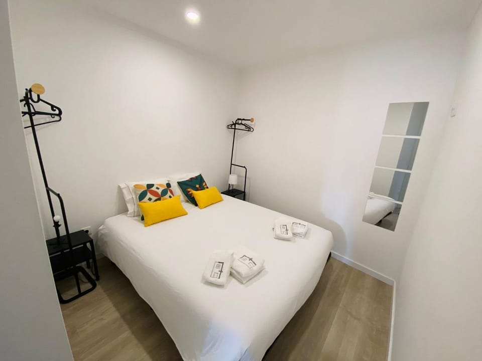 Bedroom, towels