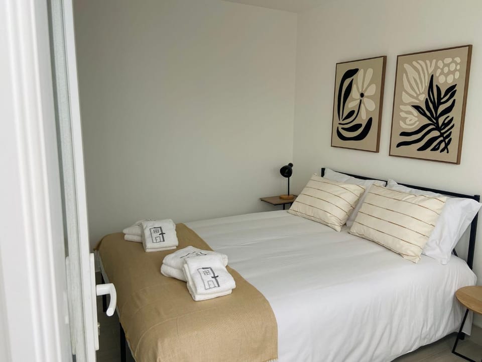 Bed, Photo of the whole room, towels