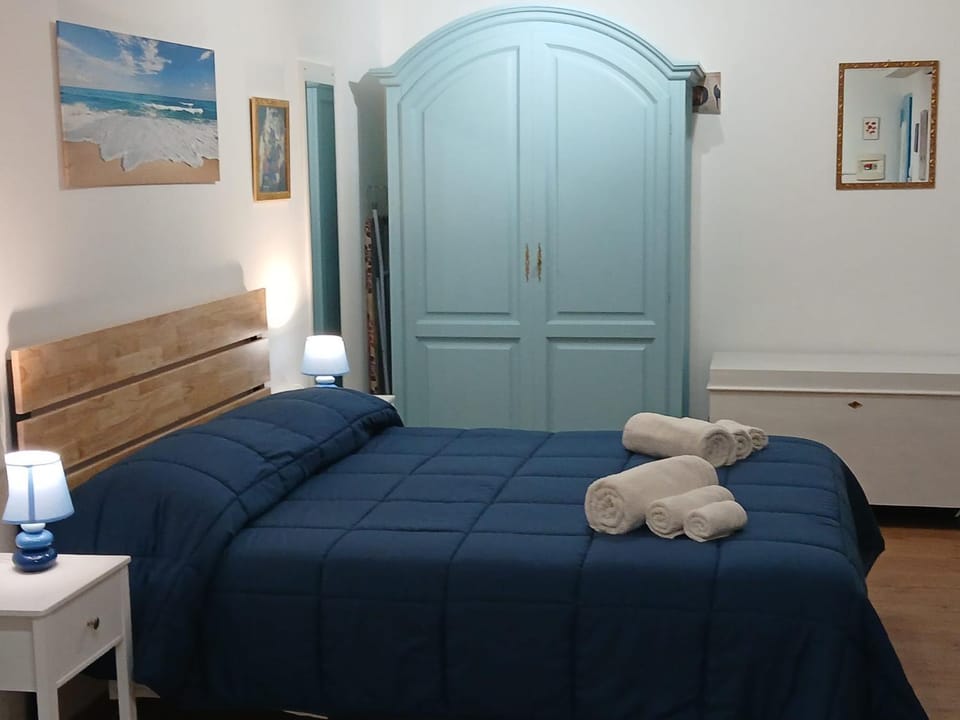 towels, towels, wardrobe, air conditioner