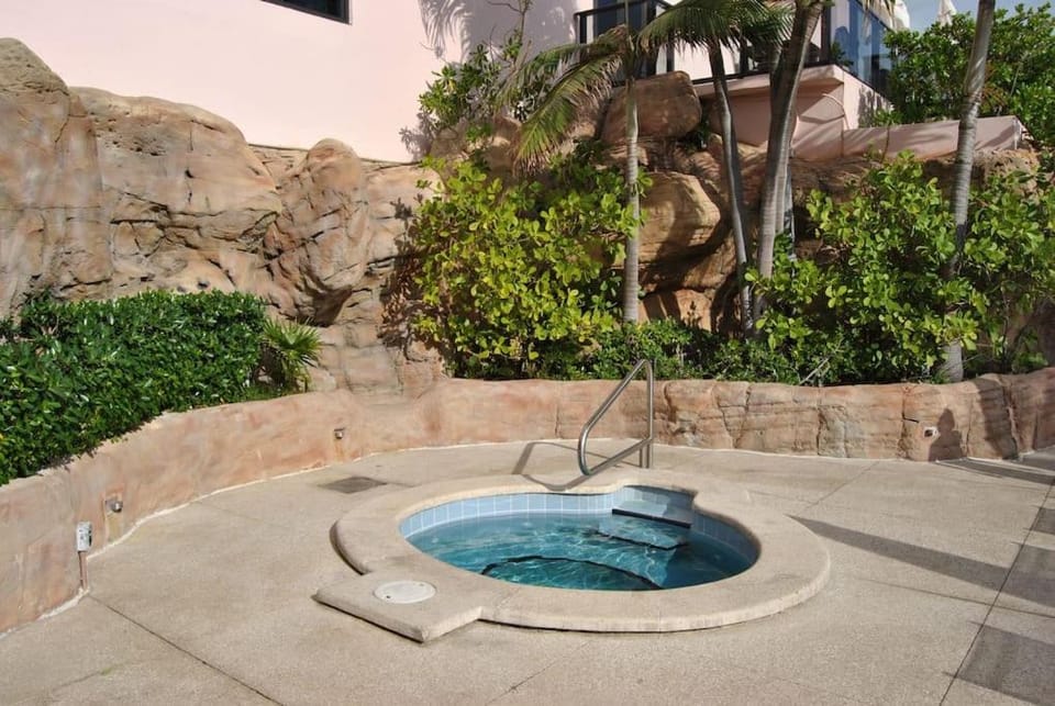 Beach Front Resort - 2 Bedroom, 2 bathrooms, Sleeps 6, 2 Pools- at The Alexander Apartment in Miami Beach