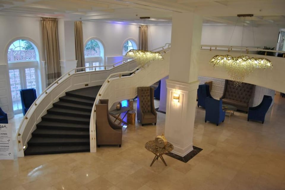 Beach Front Resort - 2 Bedroom, 2 bathrooms, Sleeps 6, 2 Pools- at The Alexander Apartment in Miami Beach