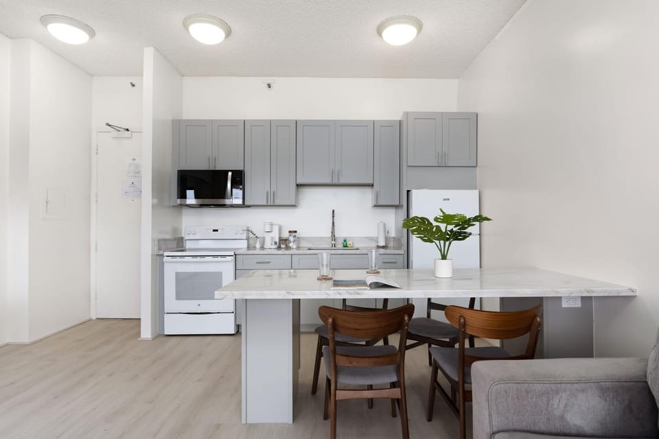 Kitchen or kitchenette, Dining area