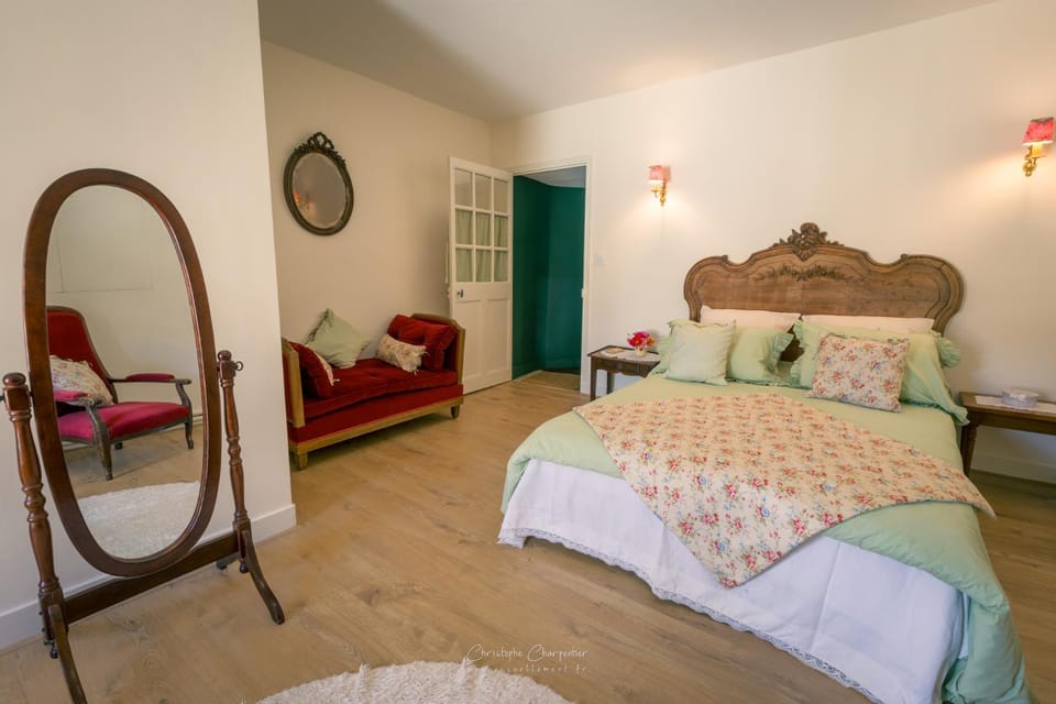 Le Prieuré Sainte Croix Bed and Breakfast in Loudun