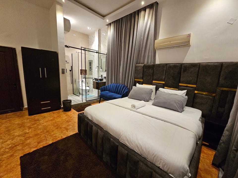 Toilet, Bed, Bathroom, Bedroom