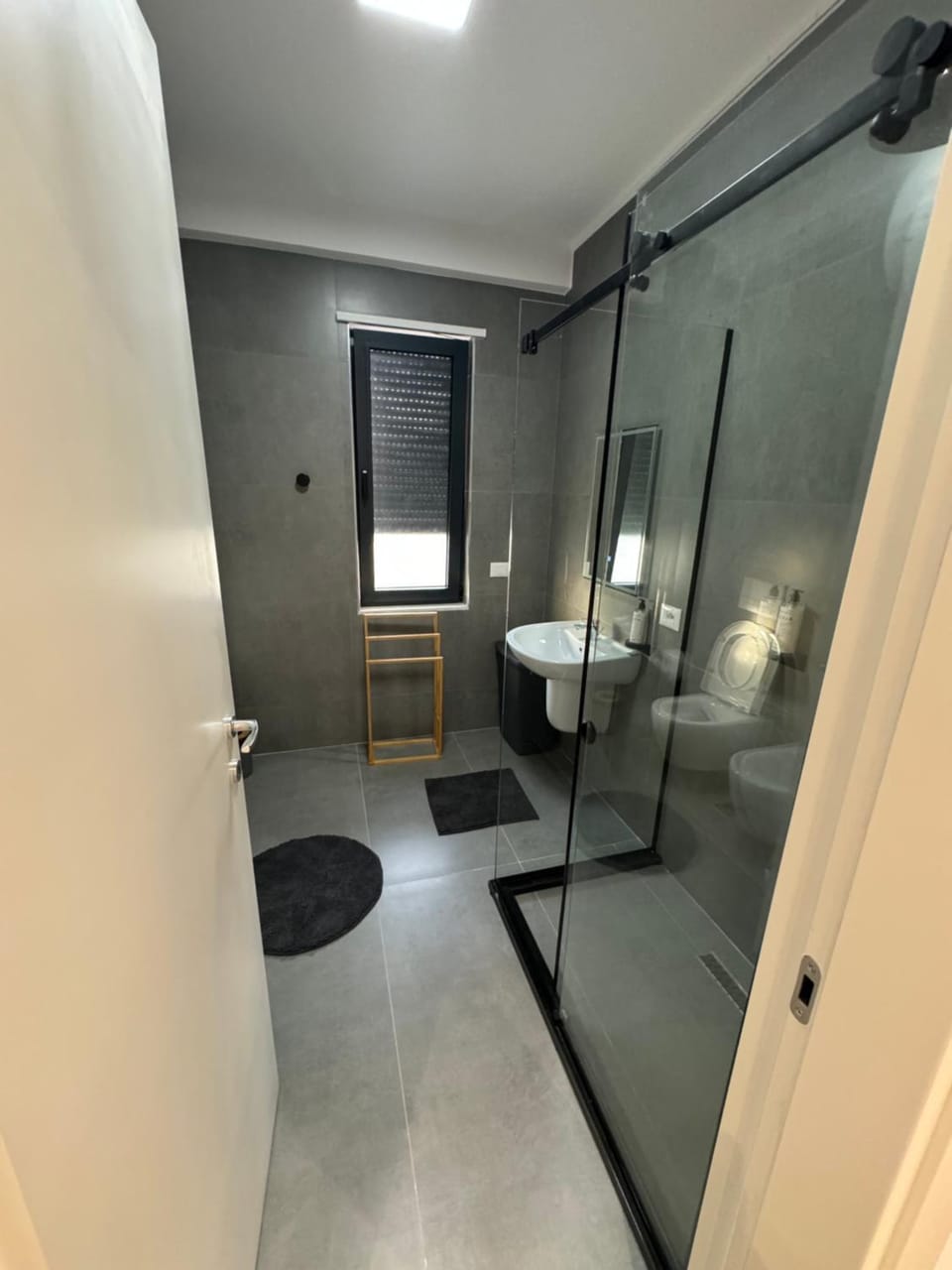 Shower, Toilet, Bathroom, towels
