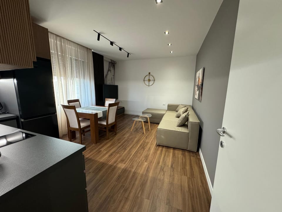 TV and multimedia, Kitchen or kitchenette, Living room, Seating area, Dining area
