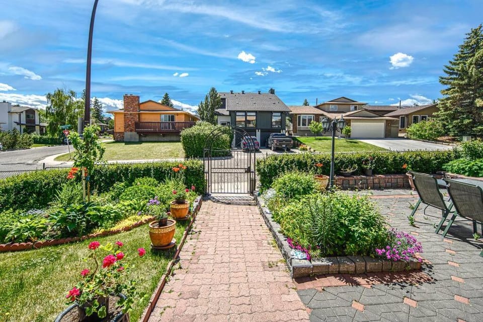 Close ro Stempede UC &DT 3Bed 2BA Home Dbl Garage Fenced yard Pet OK Apartment in Calgary