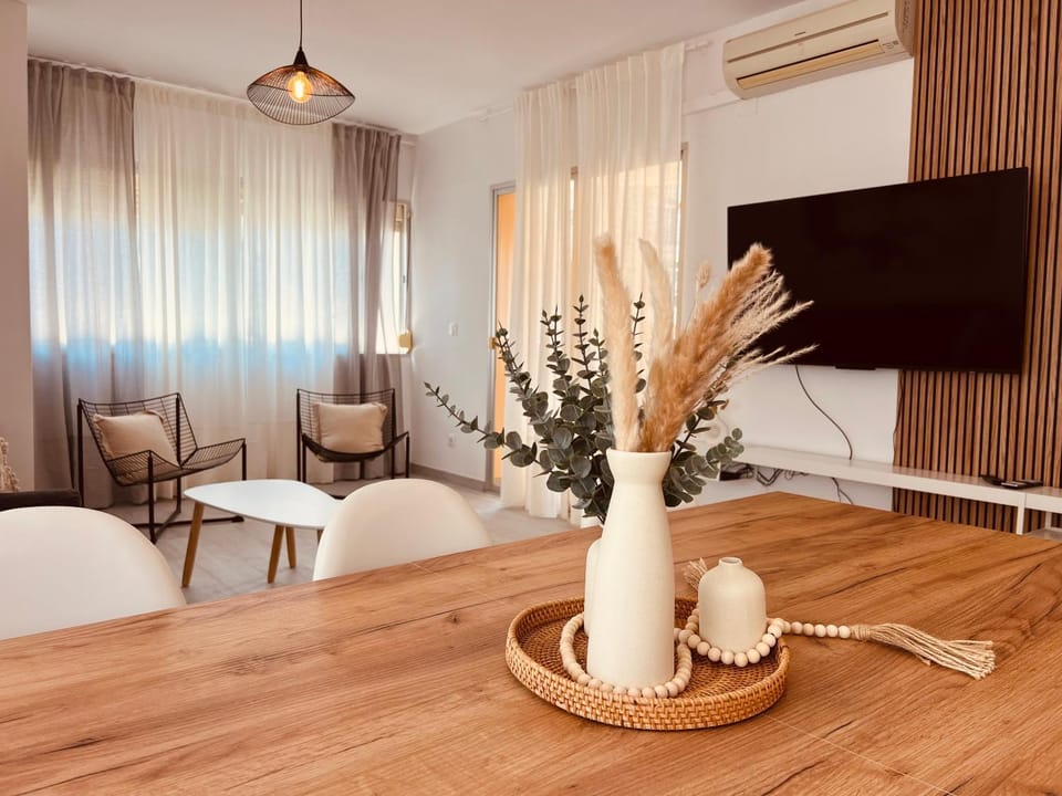 TV and multimedia, Living room, Seating area, Dining area, Evening entertainment, air conditioner
