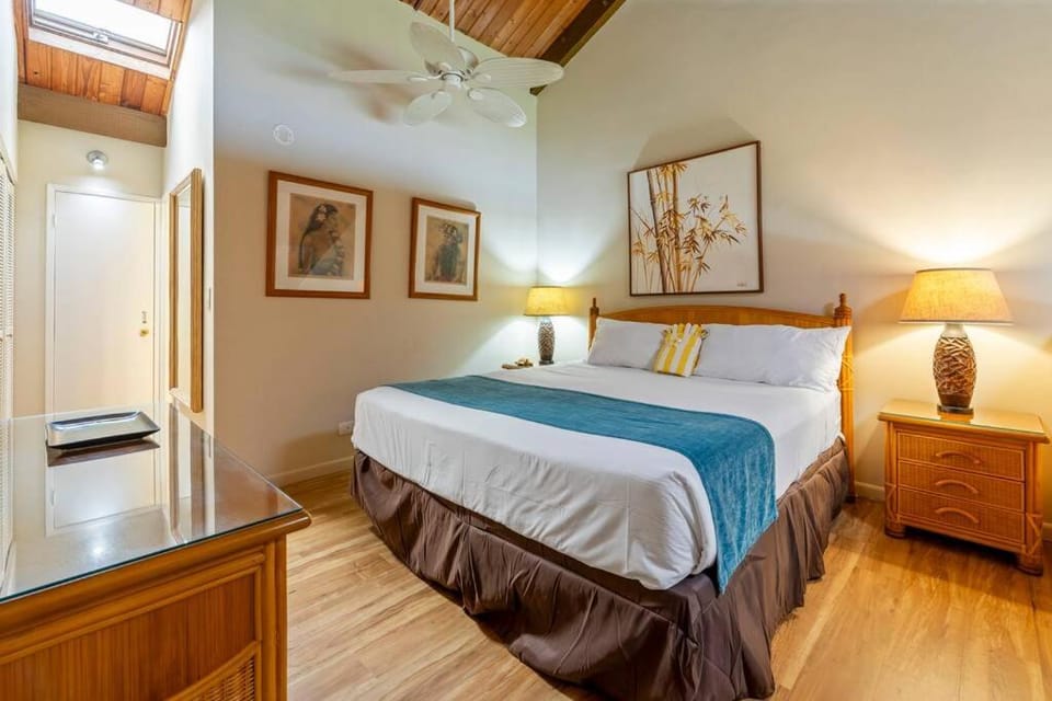 Hale Mahina B403- Beautiful 2 bedroom oceanfront condo, private beach, farmers market, and more Apartment in Napili-Honokowai