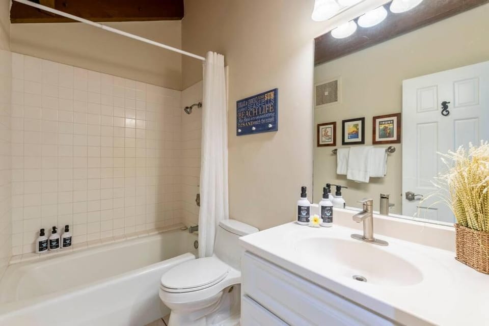 Hale Mahina B403- Beautiful 2 bedroom oceanfront condo, private beach, farmers market, and more Apartment in Napili-Honokowai