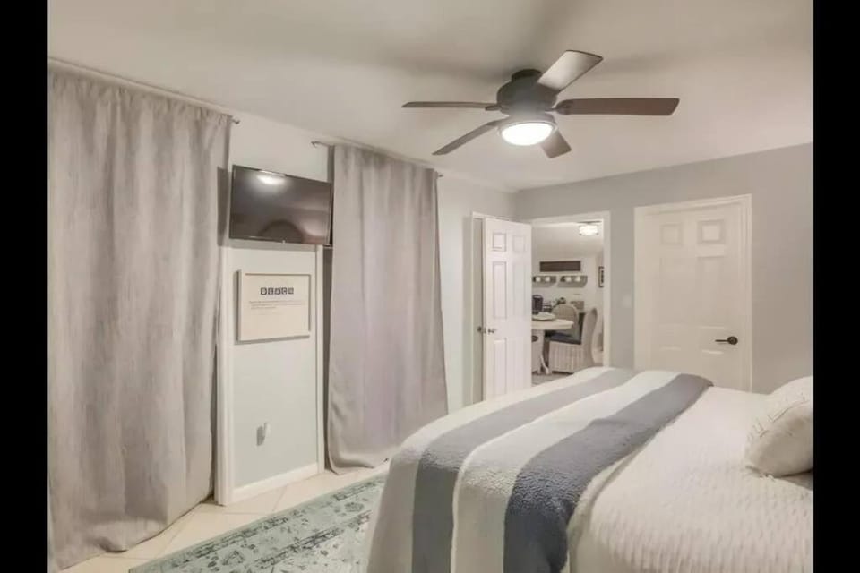 Beach Haven Upper Penthouse Unit- 1 bed 1 Bath Apartment in Tybee Island