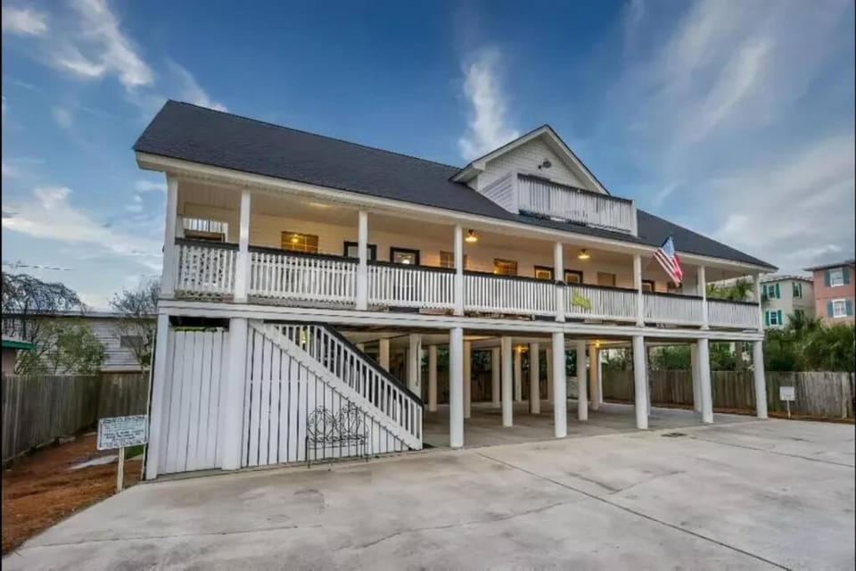 Beach Haven Upper Penthouse Unit- 1 bed 1 Bath Apartment in Tybee Island