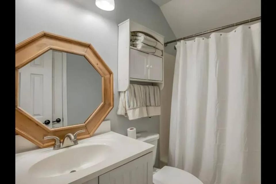 Beach Haven Upper Penthouse Unit- 1 bed 1 Bath Apartment in Tybee Island