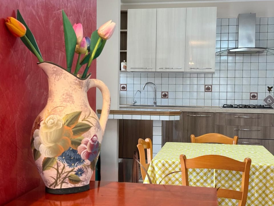 Dining area, kitchen