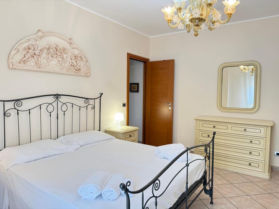 Bedroom, towels, wardrobe