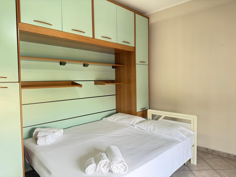 Bedroom, towels, wardrobe, air conditioner