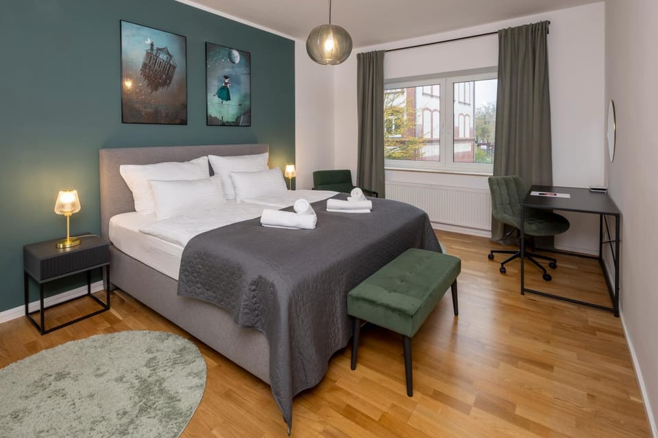 Bed, Photo of the whole room, Seating area, Bedroom