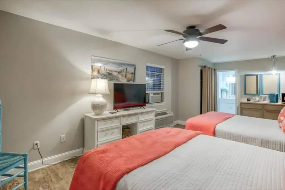 Beach Haven 4 bed 3 ba - Lower Unit Apartment in Tybee Island