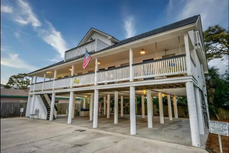 Beach Haven 4 bed 3 ba - Lower Unit Apartment in Tybee Island