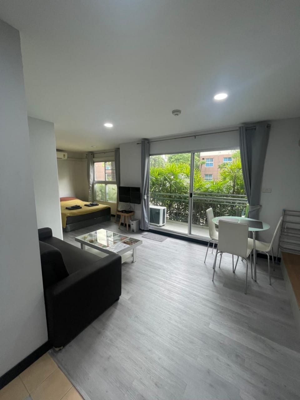 Bed, Living room, Photo of the whole room, Seating area, Dining area, Bedroom