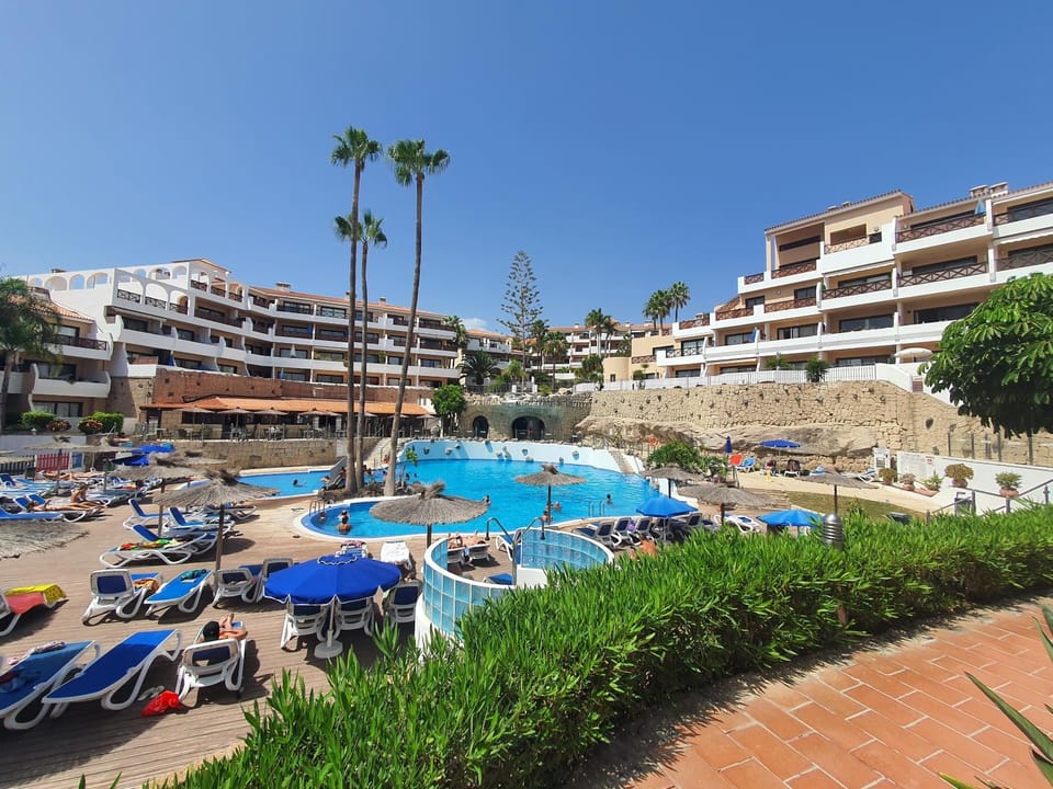 Property building, Swimming pool, sunbed