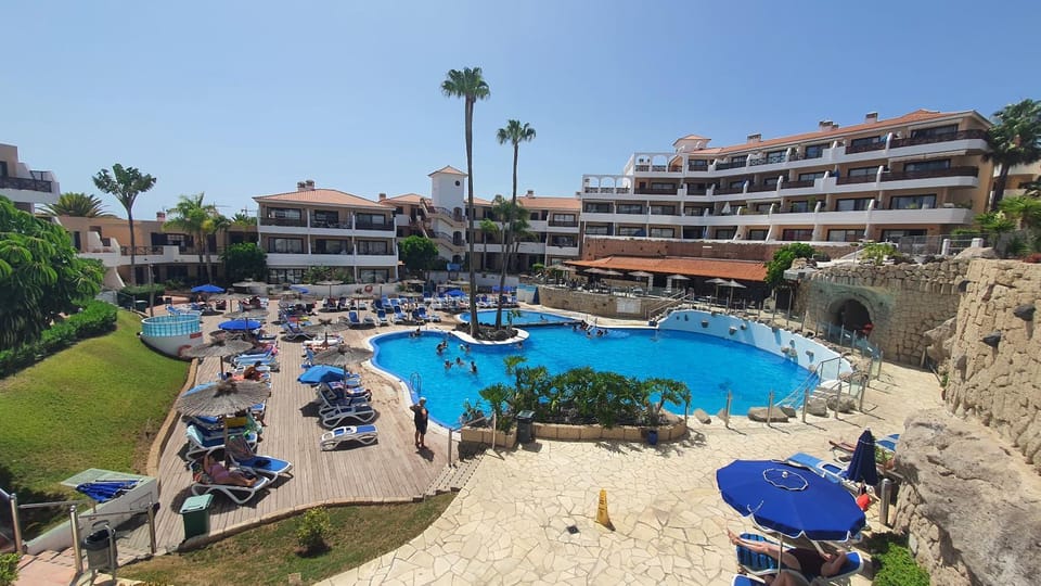 Swimming pool, sunbed