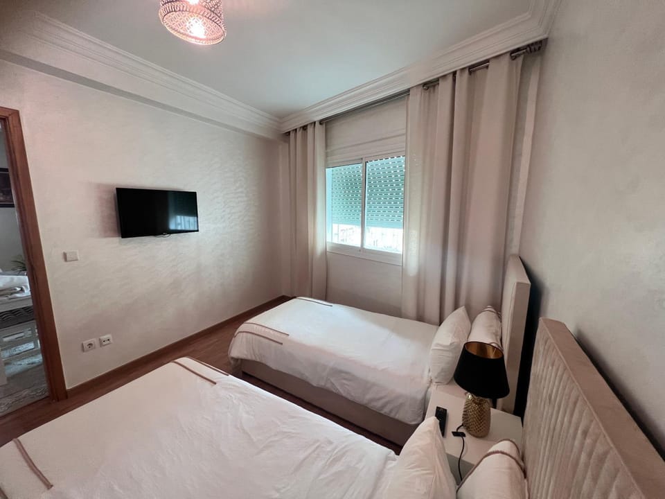 Bed, TV and multimedia, Bedroom