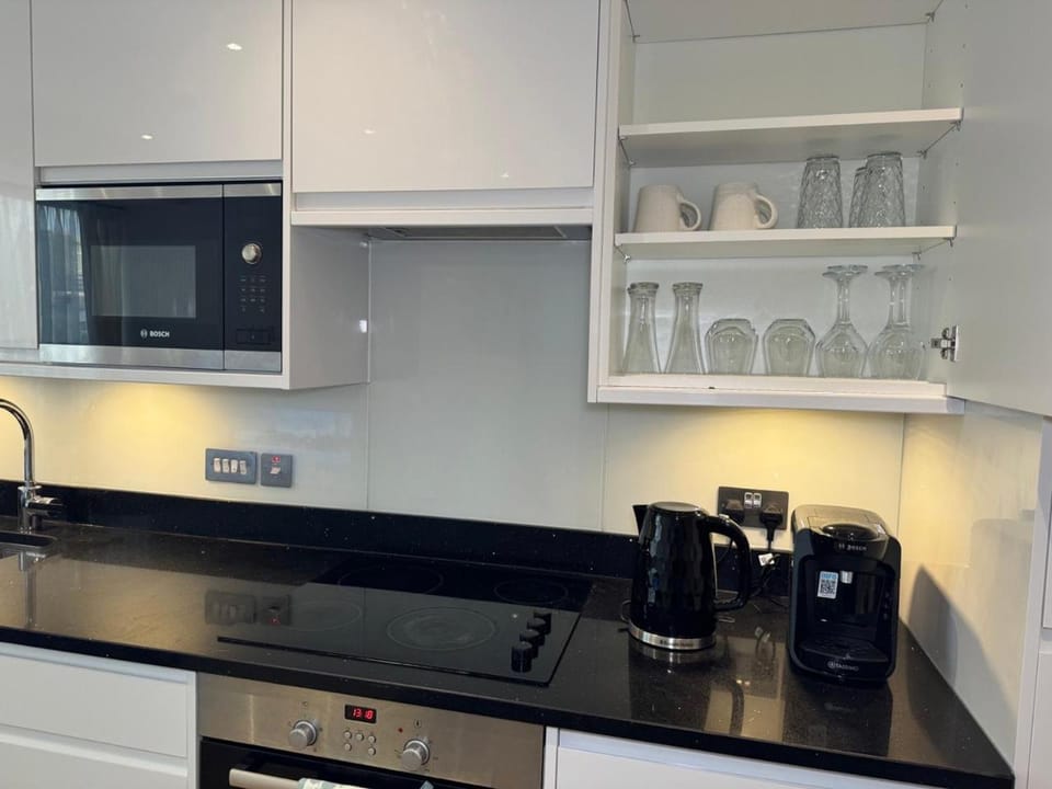 Coffee/tea facilities, Kitchen or kitchenette, stove