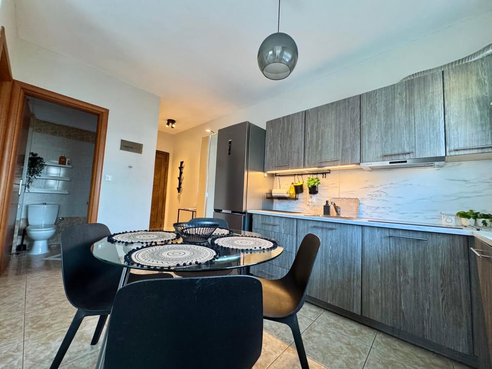 Kitchen or kitchenette, Seating area, Dining area, oven, stove
