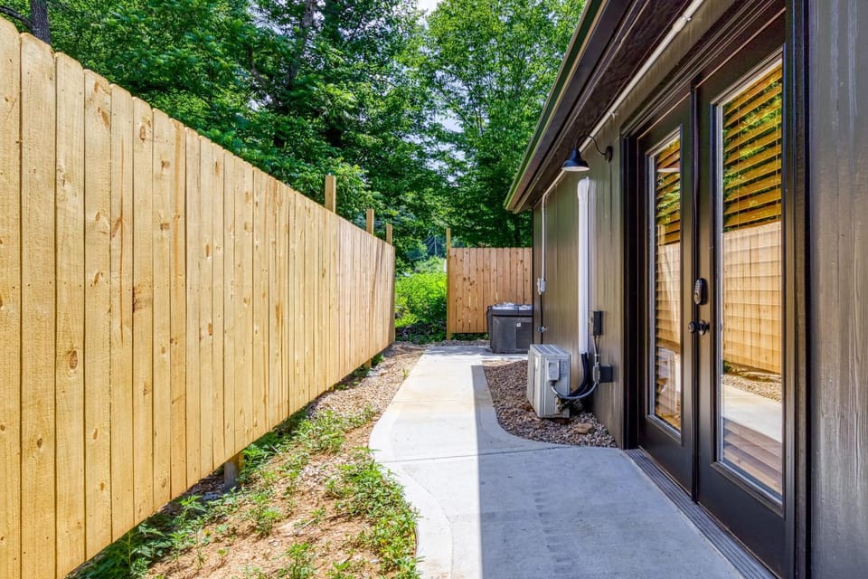 Oasis, Pickleball Court, Creek, WIFI, Mountain Views, Starting at 79" House in Jenkins Mill