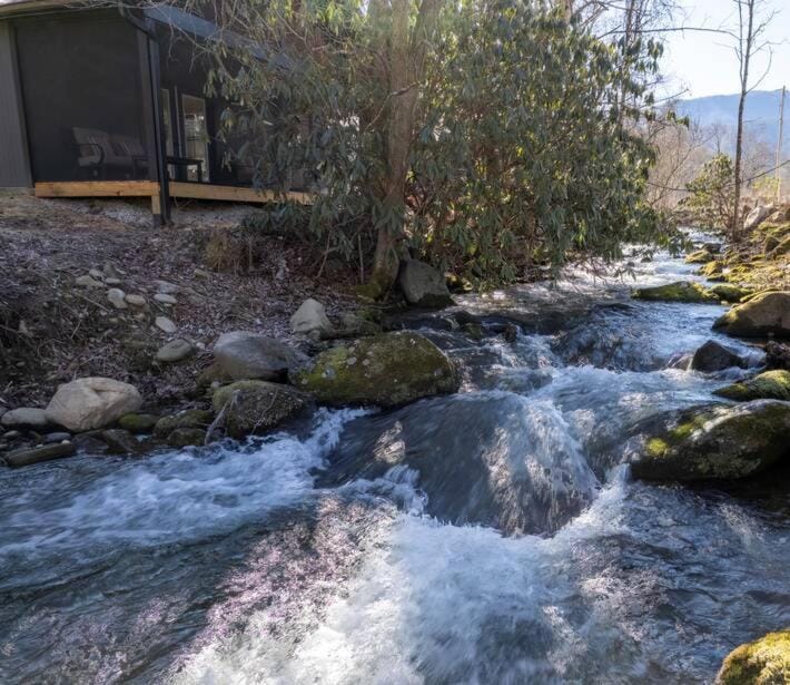 Restful Bungalow, Pickleball Court, Creek, WIFI, Mountain Views, Starting at 79" House in Jenkins Mill