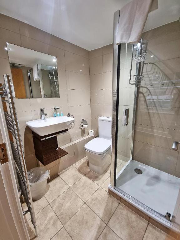 Shower, Toilet, Bathroom, towels