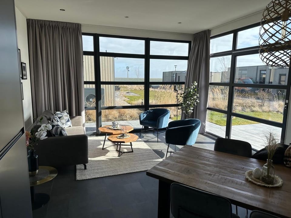 Enkhuizer Strand Chalet Windrose mit Zaun Haus Nr 225 House in Flevoland, Netherlands